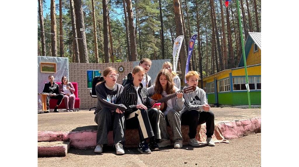 Юные брянские театралы провели творческую смену в загородных лагерях