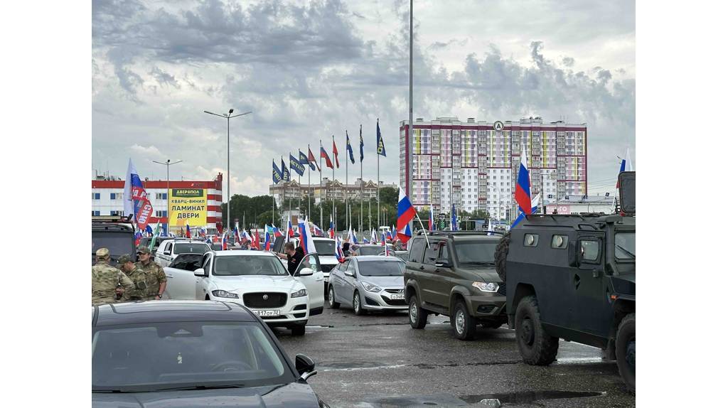 Сотни автомобилей вышли на автопробег в Брянске в честь Дня России