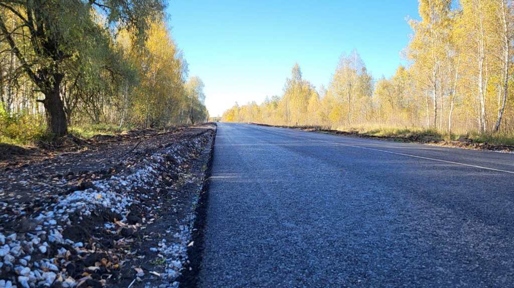 В Брянской области на дороге Комаричи-Лубошево укладывают асфальт