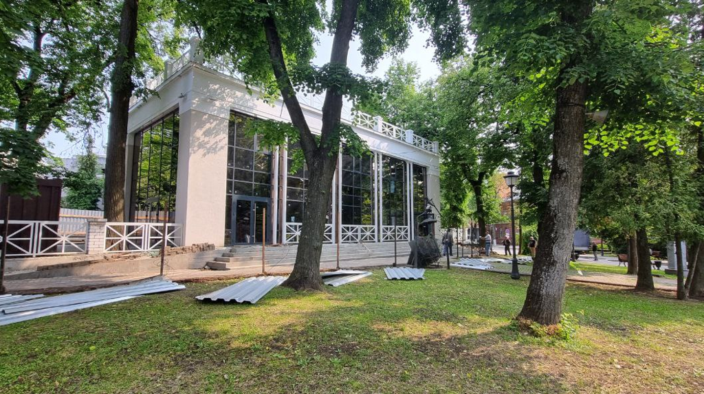В сквере Карла Маркса в Брянске затянулось строительство кафе «Ветерок»