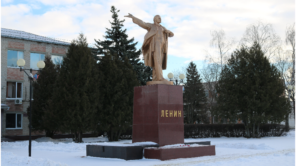 В Комаричском районе обновили памятник Ленину и благоустроили скейт-парк