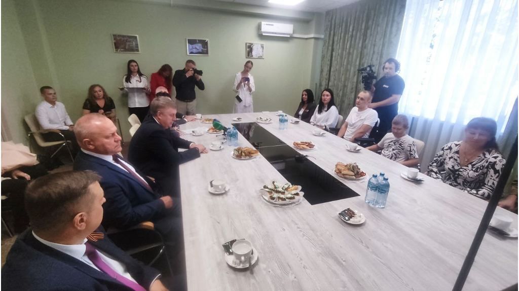В Брянске передали автомобили ветеранам СВО