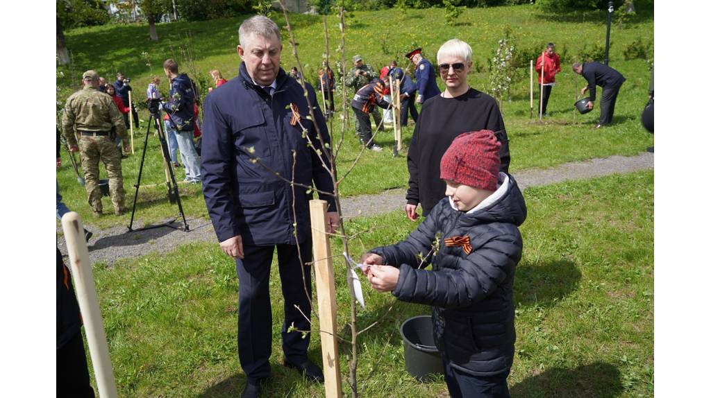 Губернатор Богомаз посадил дерево в память о погибшем бойце СВО Алексее Петракове