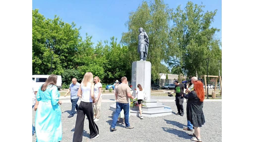 В Володарском районе Брянска возложили цветы к памятнику Александра Пушкина