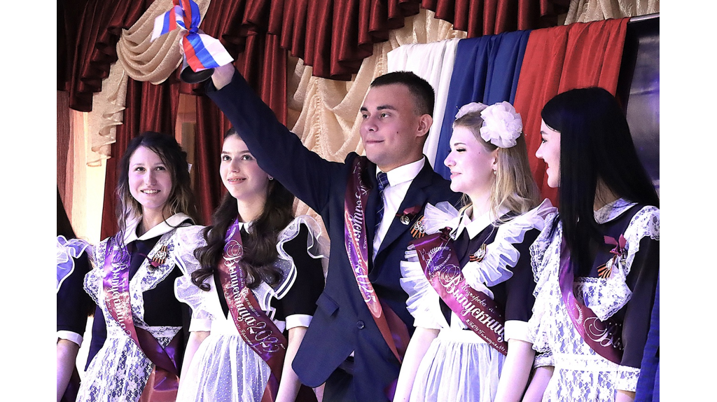 Спикер облдумы поздравил выпускников гимназии №1 Брянского района с последним звонком