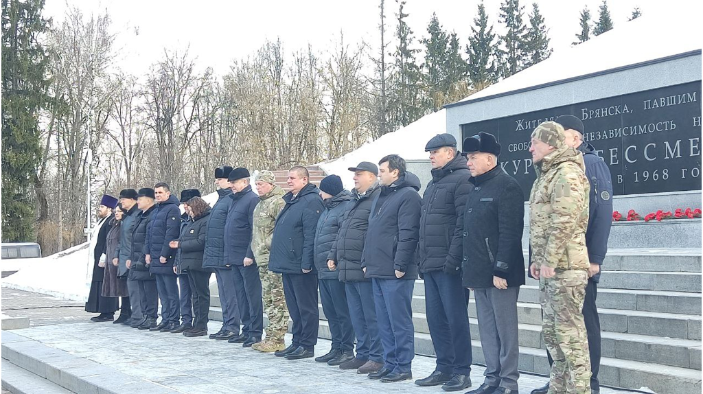 Батальону «БАРС-Брянск» торжественно вручили машины и рации