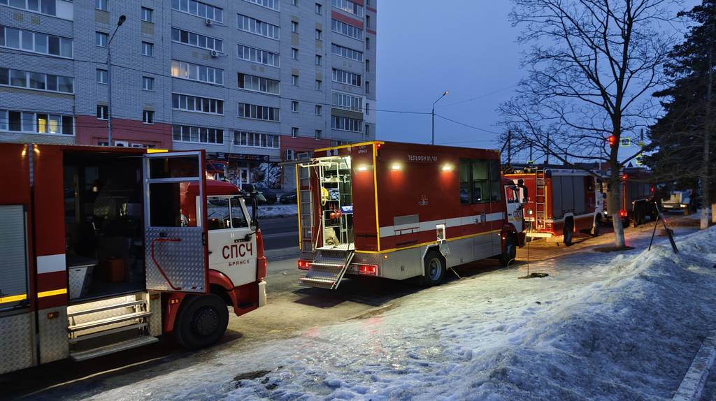 Из больницы №2 в Брянске пожарные «спасли» трёх пациентов и врача