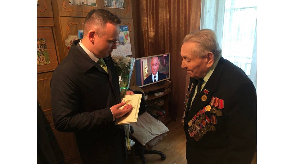В Брянске руководители города поздравили ветеранов с Днем Победы