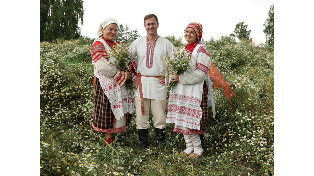 Юные брянцы сфотографировались в традиционных костюмах для грантового проекта