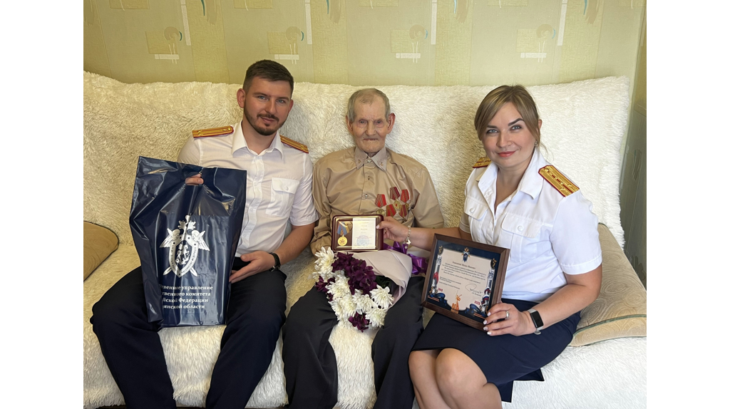Брянские следователи навестили 92-летнего ветерана войны Михаила Руленкова из Суземки