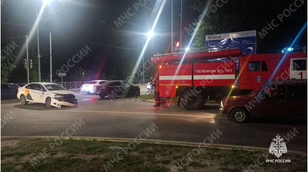 В Брянске у Самолёта столкнулись легковушка и такси