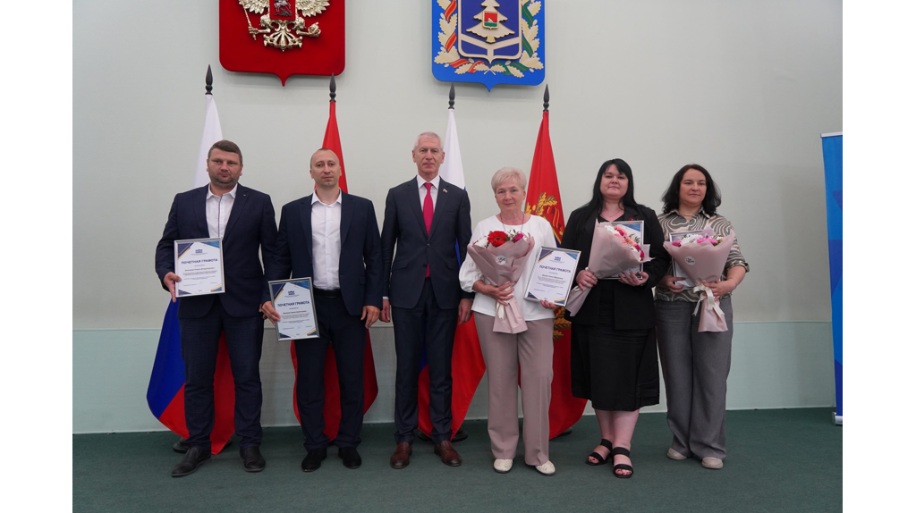 Четырем брянским тренерам вручили ключи от квартир