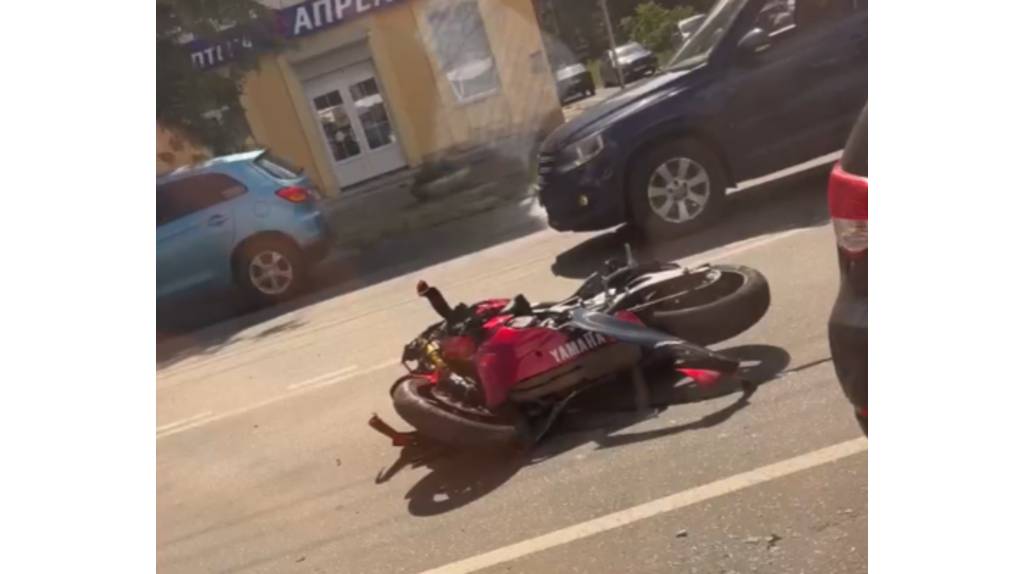 Появилось видео с места серьёзного ДТП с мотоциклистом на «Берёзке» в Брянске