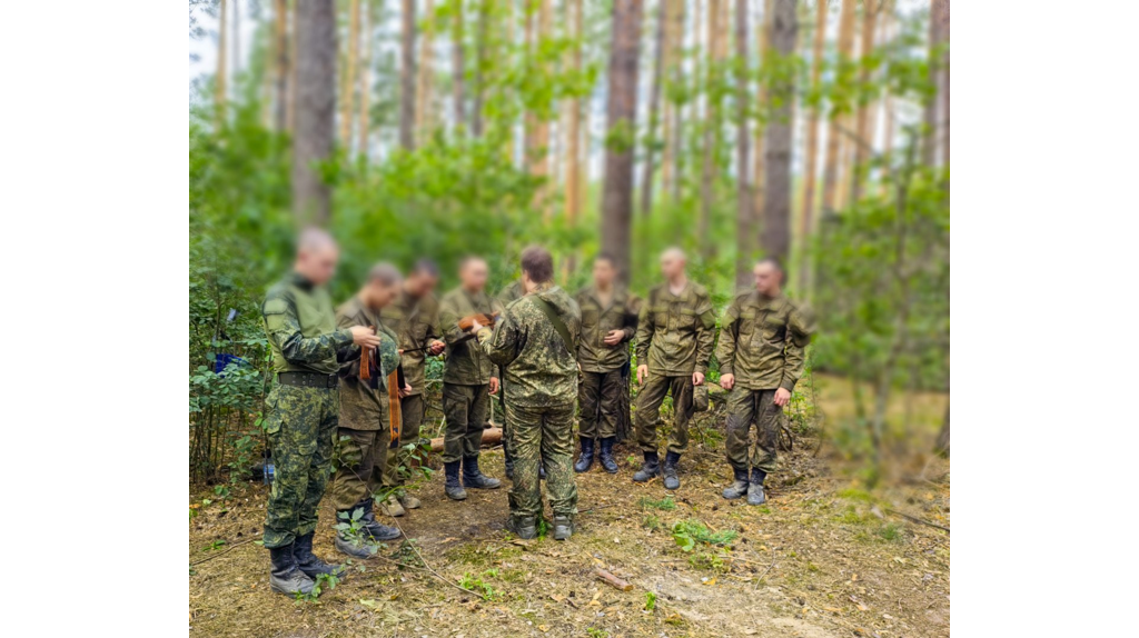 Брянский священник доставил на передовую маскировочные сети, лекарства и сладости