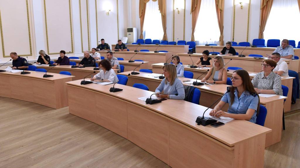 В Брянске прошло заседание комиссии по делам несовершеннолетних и защите их прав