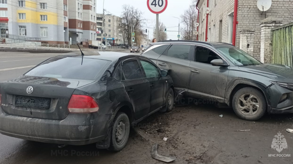 В Брянске столкнулись две иномарки на улице Почтовой