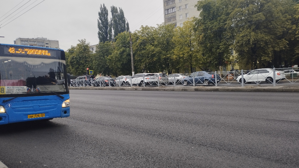 В Брянске на проспекте Московском заасфальтировали разделительную полосу