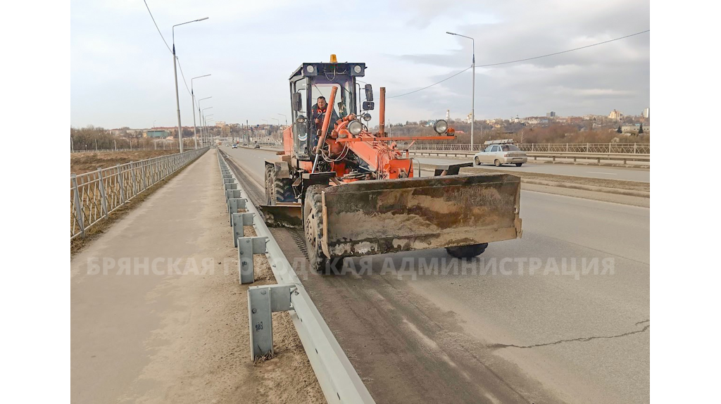 Дорожники наводят чистоту на улицах Брянска после зимы