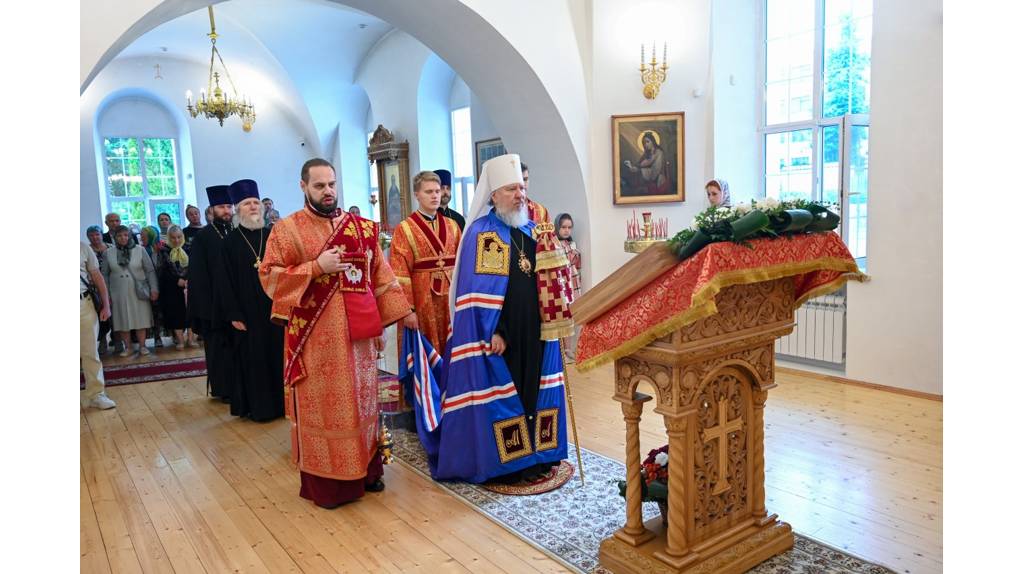 Митрополит Александр освятил придел Иоанно-Кронштадтского храма в Брянске