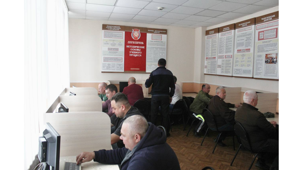 В Брянске у инспекторов Бежицкой технической школы ДОСААФ России проверили знания ПДД