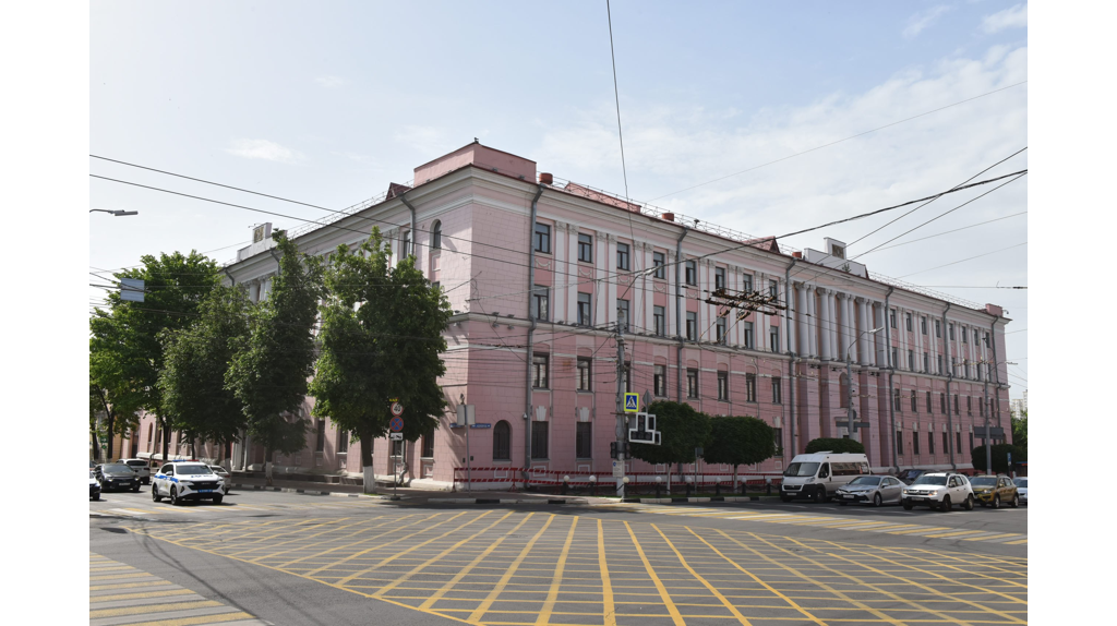Александр Богомаз провел планерку в будущем филиале Сеченовского университета 