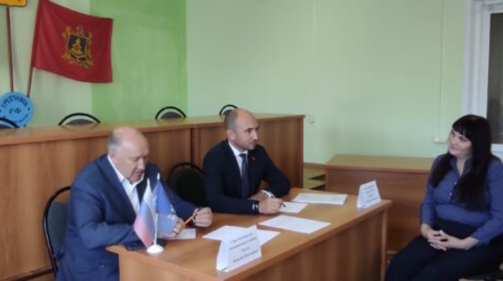 Прием жителей Трубчевского района провел депутат Брянской облдумы Андрей Пикатов