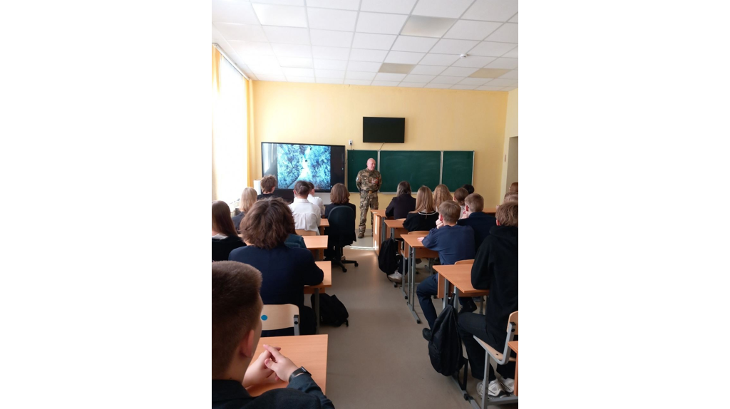 Школьники из брянского поселка Локоть пообщались с бойцом СВО Владимиром Иванченковым