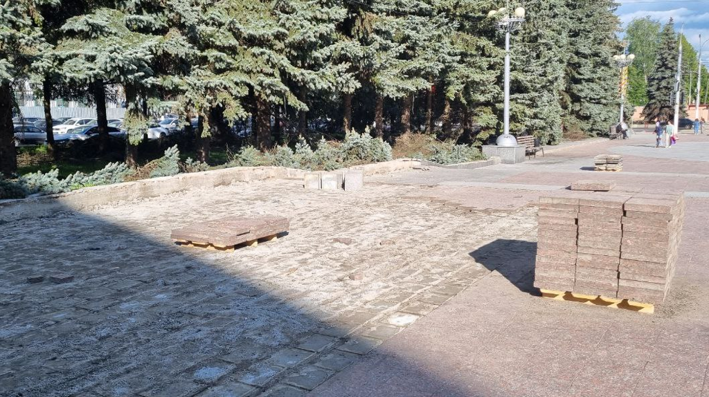 В Брянске началось благоустройство площади Октябрьской революции