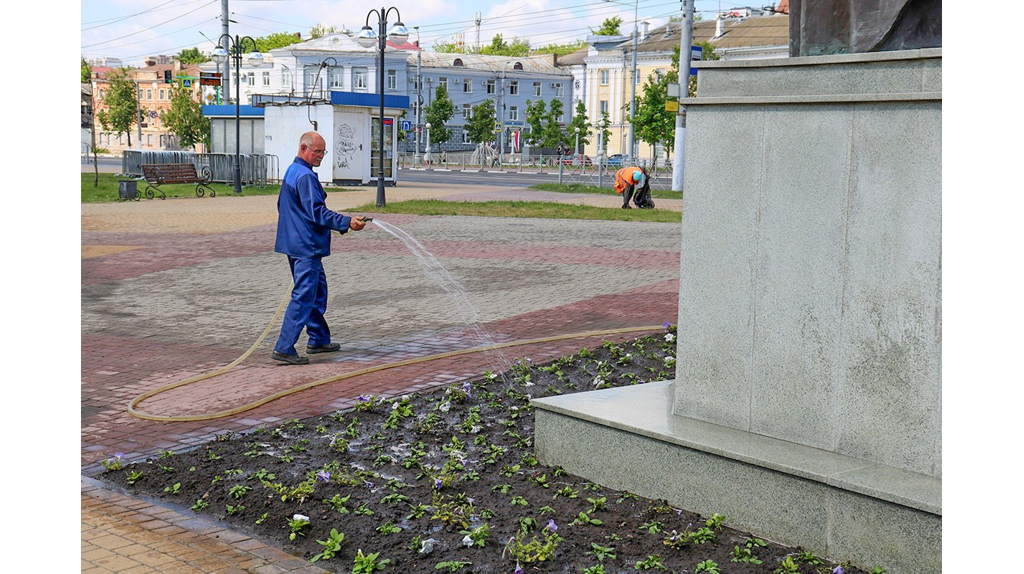 Клумбы и деревья в Брянске спасают от жары круглосуточным поливом