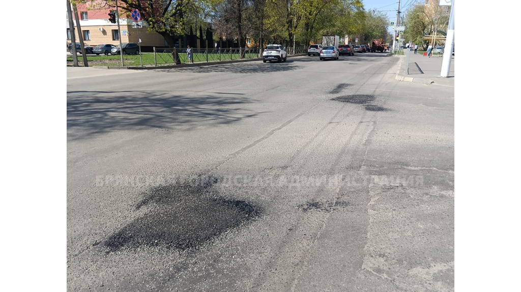 В Брянске почти 3 500 квадратных метров ям и выбоин залатали горячим асфальтом