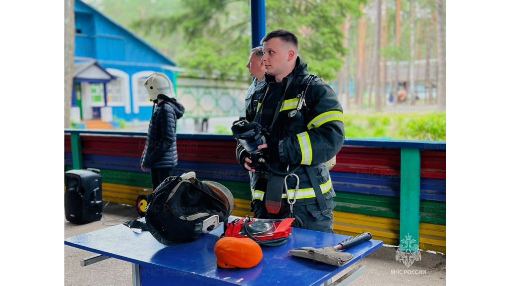 Брянские спасатели напомнили детям в лагерях о пожарной безопасности