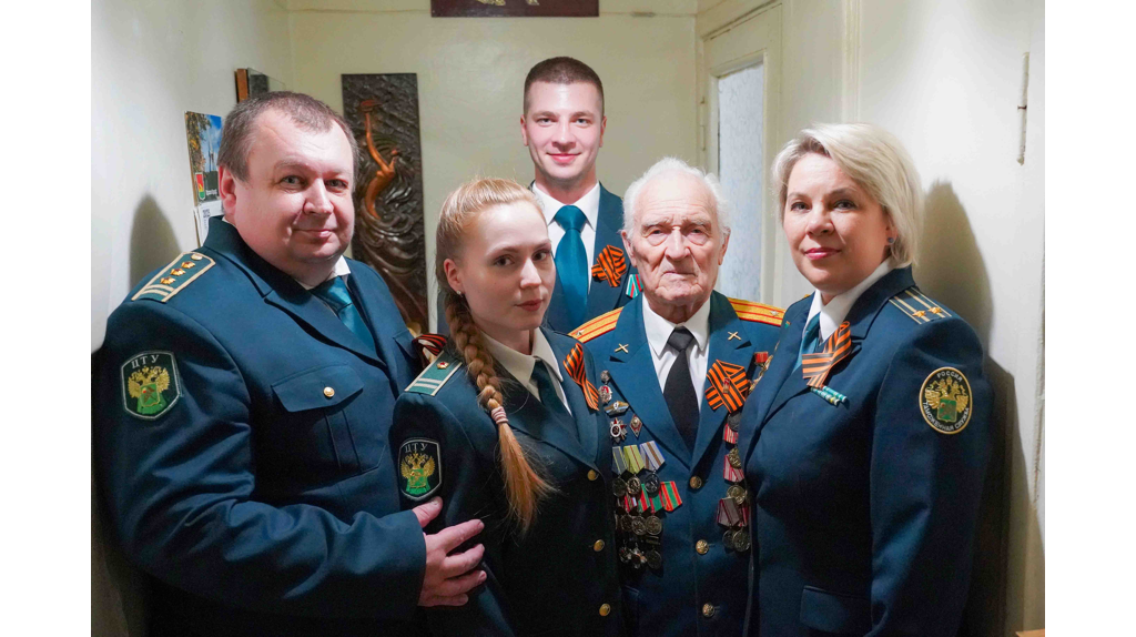 Брянские таможенники поздравили с 80-летием Победы ветерана Николая Редикульцева