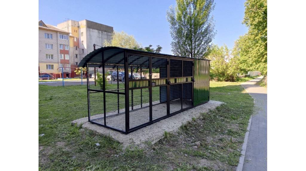В Брянске для жильцов дома по улице Медведева обустроили новую контейнерную площадку