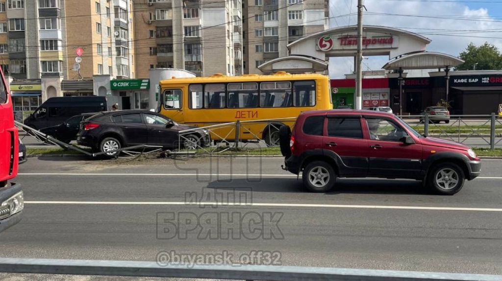 В Брянске на проспекте Московском легковушка снесла ограждение
