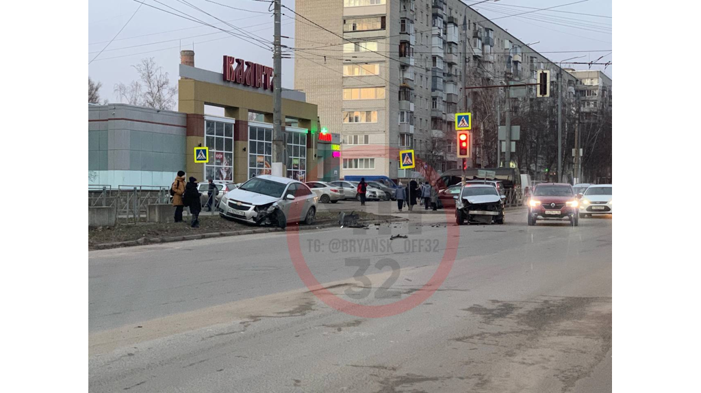 В Брянске на улице III Интернационала в ДТП попали две легковушки