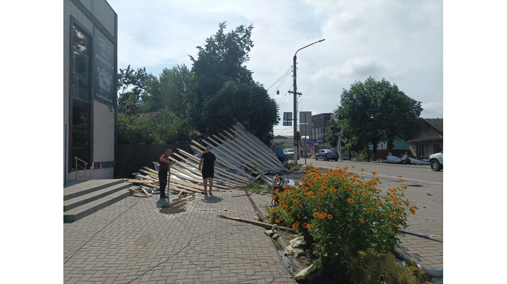 В брянском поселке Климово устраняют последствия кошмарного урагана