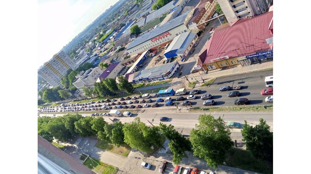 В Брянске из-за аварии у ТЦ «Европа» образовалась гигантская пробка