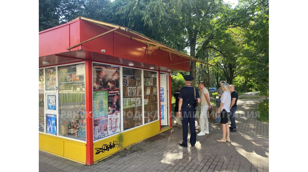 Фунфыриками и сигаретами торговали в киоске у ТЦ «Родина» в Брянске