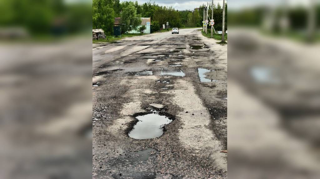 Водители пожаловались на плохую дорогу на въезде в Большое Полпино