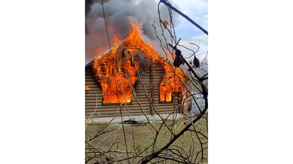 В Климовском районе после атаки украинских FPV-дронов полностью сгорели три жилых дома