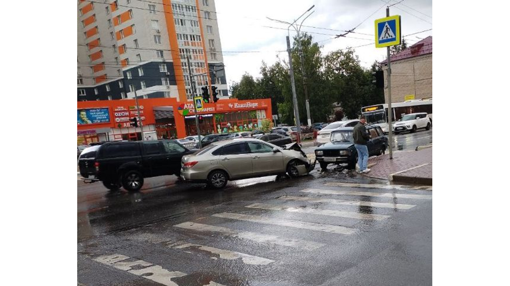 В Брянске на перекрестке улиц Дуки и Вали Сафроновой столкнулись две легковушки