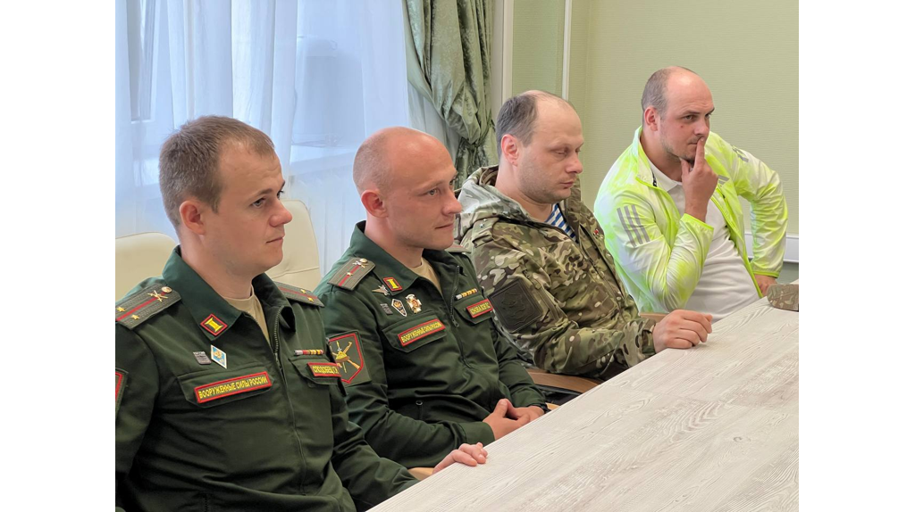 Брянские ветераны СВО встретились с известным паралимпийцем Алексеем Талаем