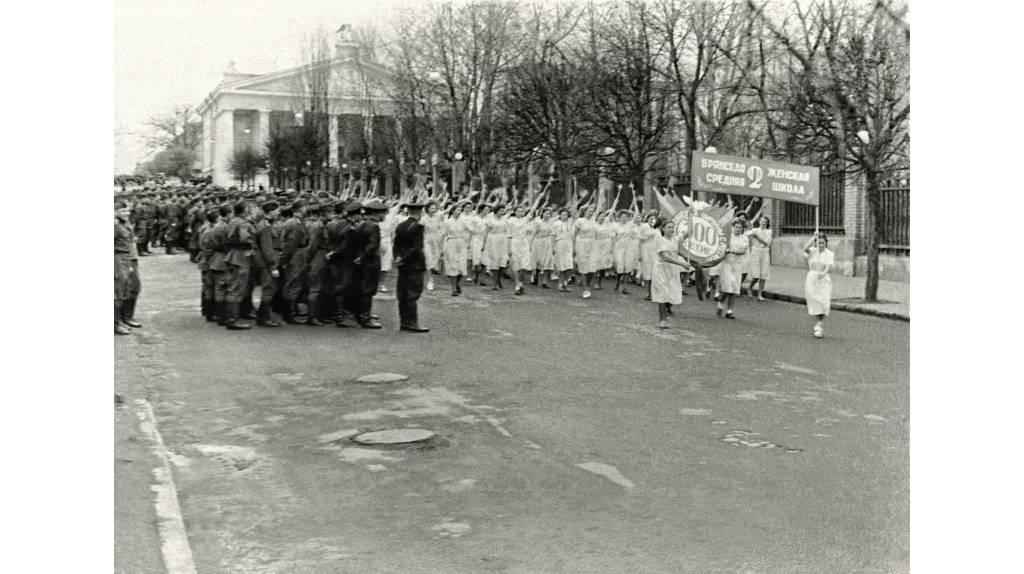 Брянцам показали Первомай 1954 года