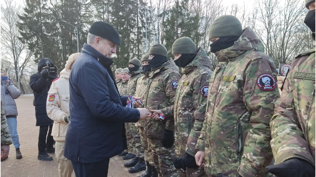 Батальону «БАРС-Брянск» торжественно вручили машины и рации