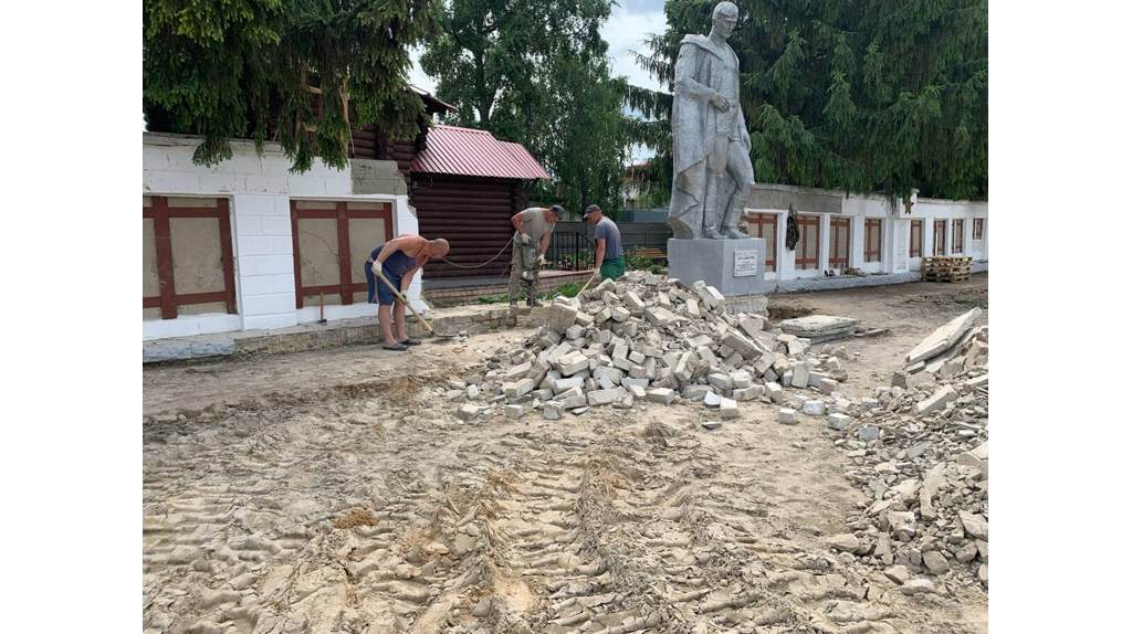 В Стародубе продолжается реконструкция Стены Памяти