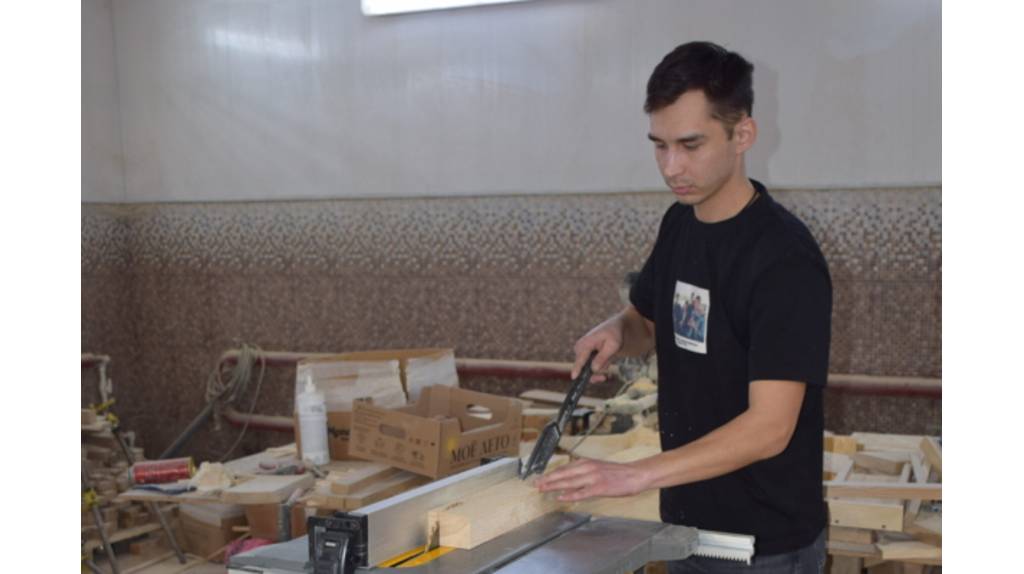 Брянец Денис Сердюков по соцконтракту открыл мастерскую по обработке дерева