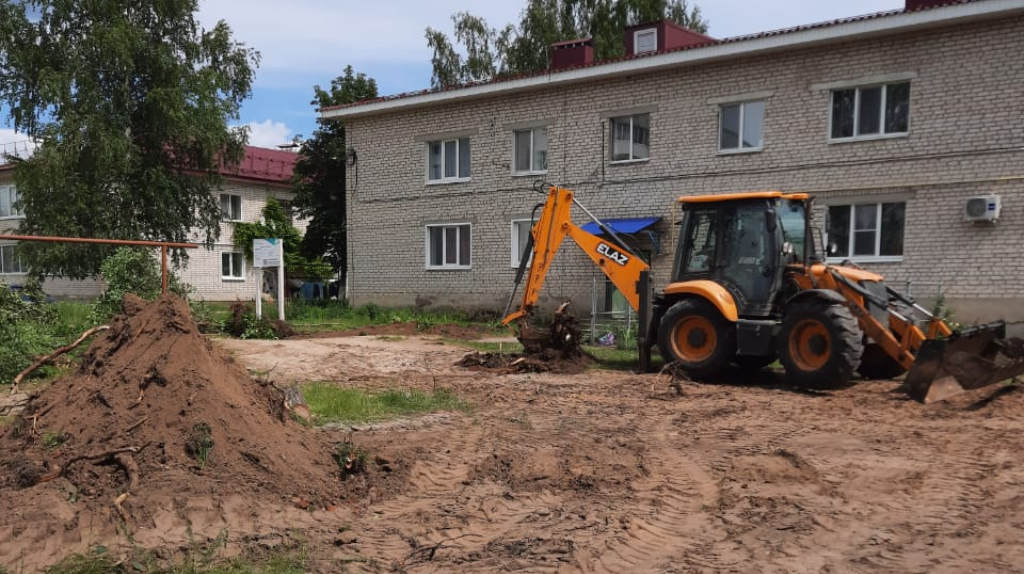 В брянском поселке Чемерна по нацпроекту благоустраивают двор по переулку Молодежному