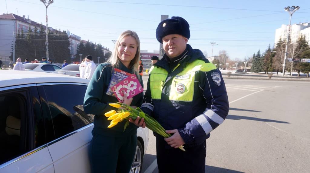 В Брянске автоинспекторы поздравили женщин с 8 Марта