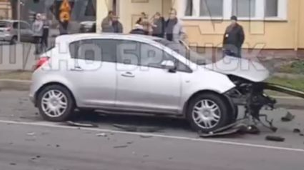 В Брянске в лобовом столкновении у легковушки вылетел двигатель