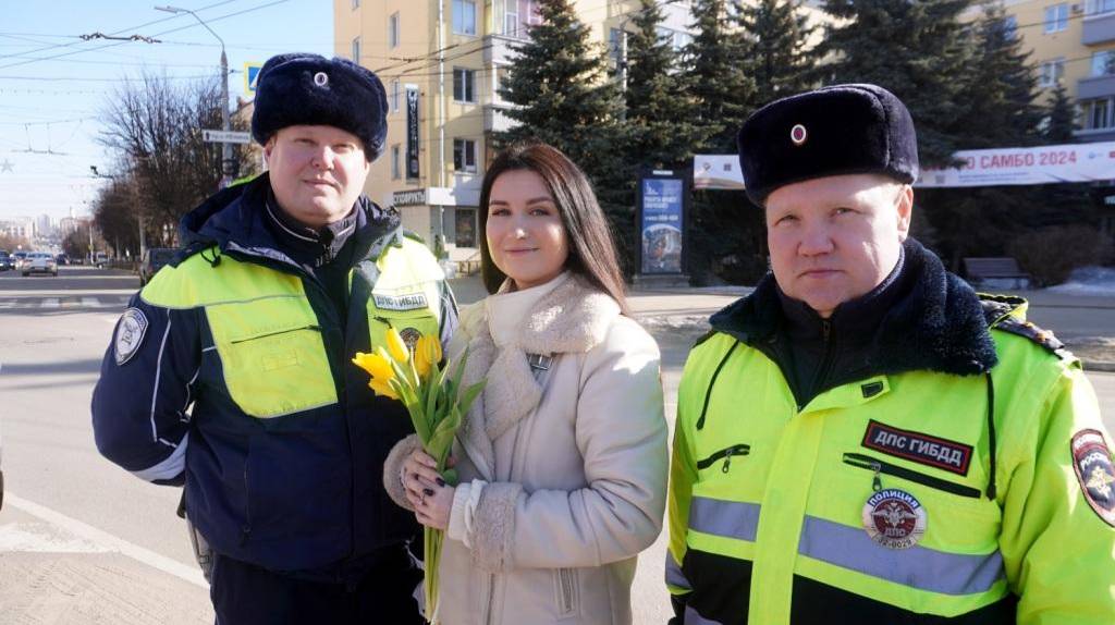 В Брянске автоинспекторы поздравили женщин с 8 Марта